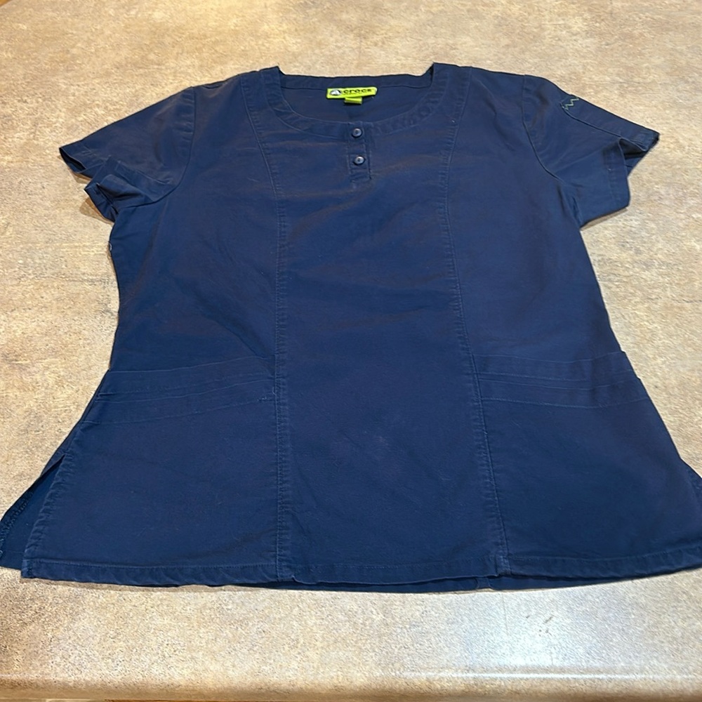 Women’s crocs, scrub top size medium